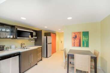 هتل Home2 Suites By Hilton Bowling Green