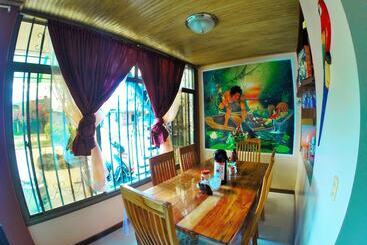 هتل Hostal La Esperanza