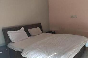 هتل Castle Home Stay