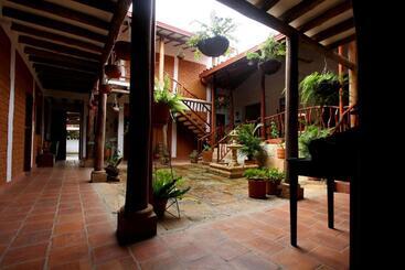 هتل Casa Aparicio Lopez