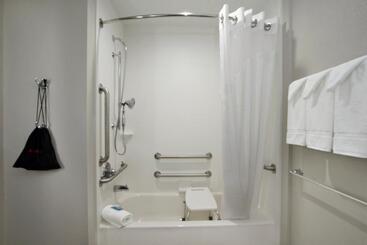 هتل Holiday Inn Express & Suites Columbus North By Ihg