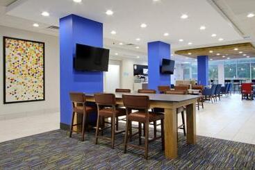 هتل Holiday Inn Express & Suites Columbus North By Ihg