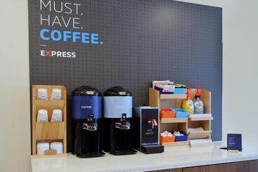 هتل Holiday Inn Express & Suites Columbus North By Ihg