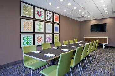 هتل Holiday Inn Express & Suites Columbus North By Ihg