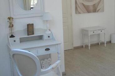 تختخواب و صبحانه Chambres D'hôtes Et Table D'hôtes L'intemporelle