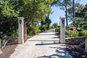 تختخواب و صبحانه Domaine L'helion