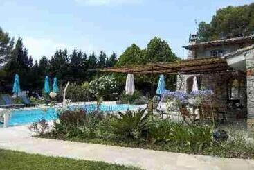 تختخواب و صبحانه Domaine L'helion