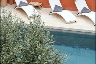 La Maison Rouge D Uzes B&b