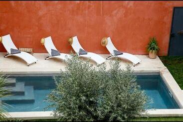 La Maison Rouge D Uzes B&b