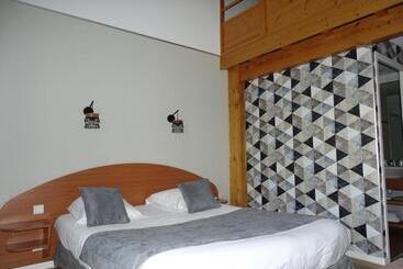 ホテル Logis Hôtel Les 3 Marchands