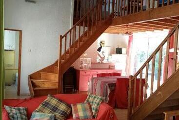 تختخواب و صبحانه La Maison Bleue De Sigean