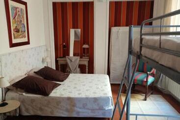 تختخواب و صبحانه La Maison Bleue De Sigean