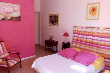 تختخواب و صبحانه La Maison Bleue De Sigean