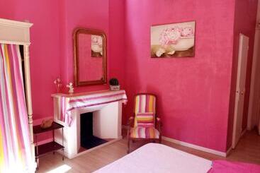 تختخواب و صبحانه La Maison Bleue De Sigean