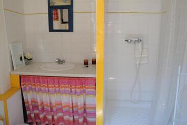 تختخواب و صبحانه La Maison Bleue De Sigean