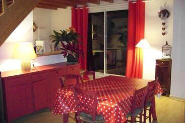 تختخواب و صبحانه La Maison Bleue De Sigean