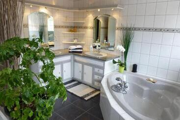 تختخواب و صبحانه Chambres D Hôtes La Parenthez