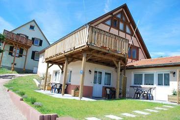 تختخواب و صبحانه Chambres D'hôtes Les Vignes