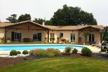 تختخواب و صبحانه Le Clos Castel Gîte équipé