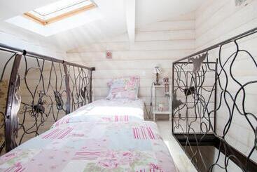 تختخواب و صبحانه Les Chambres De La Forge Des Collines