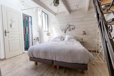 تختخواب و صبحانه Les Chambres De La Forge Des Collines