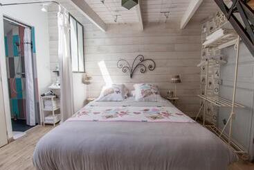 تختخواب و صبحانه Les Chambres De La Forge Des Collines