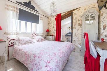 تختخواب و صبحانه Les Chambres De La Forge Des Collines