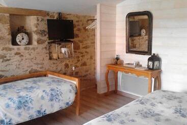 تختخواب و صبحانه Les Chambres De La Forge Des Collines