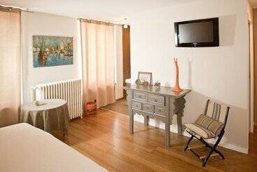 تختخواب و صبحانه Maison D Hote De Myon