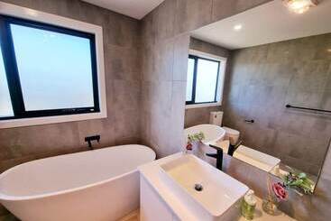 Brand New House   Mordern Home And Great Location - Sunshine