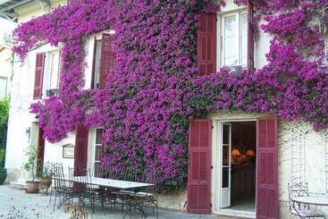 تختخواب و صبحانه Castel Enchanté