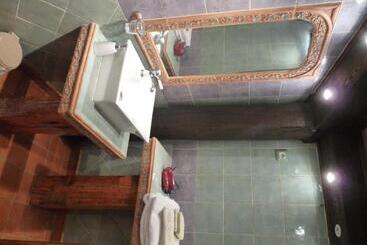 تختخواب و صبحانه Castel Enchanté