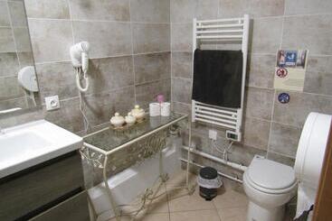 تختخواب و صبحانه Chambre D'hôtes Au Nid Du Thil