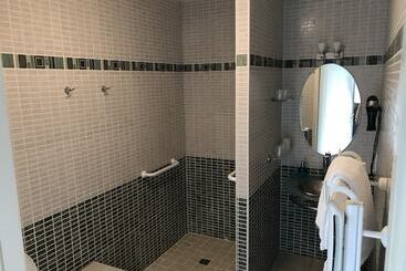 تختخواب و صبحانه Chambres D Hotes La Coloniale