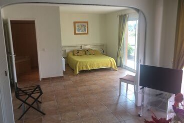 تختخواب و صبحانه Chambres D Hotes La Coloniale
