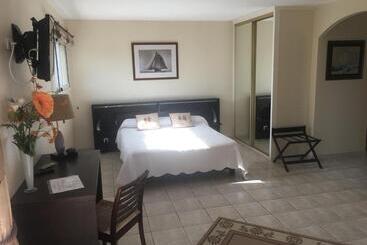 تختخواب و صبحانه Chambres D Hotes La Coloniale