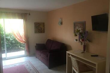 تختخواب و صبحانه Chambres D Hotes La Coloniale