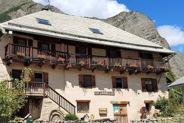 تختخواب و صبحانه La Jarbelle   Gîte Et Spa