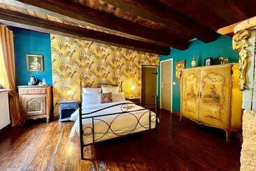 تختخواب و صبحانه Le Colombier De Cyrano Et Roxane