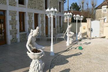 تختخواب و صبحانه Le Manoir Des Chapelles