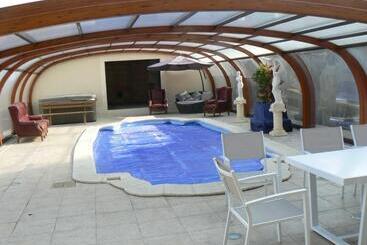 تختخواب و صبحانه Le Manoir Des Chapelles