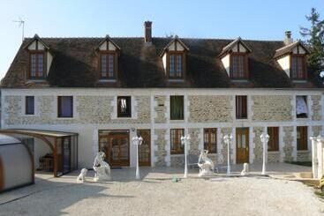 تختخواب و صبحانه Le Manoir Des Chapelles