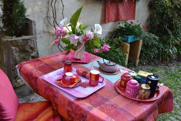 تختخواب و صبحانه Les Ateliers D'art