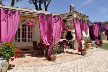 تختخواب و صبحانه Parfum De Roses