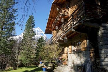 تختخواب و صبحانه The Guest House