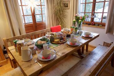 تختخواب و صبحانه The Guest House