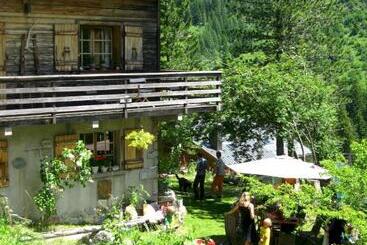 تختخواب و صبحانه The Guest House