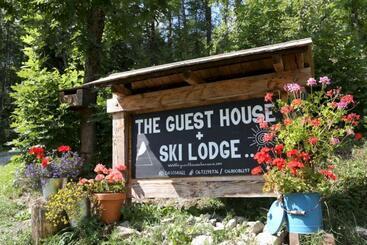 تختخواب و صبحانه The Guest House