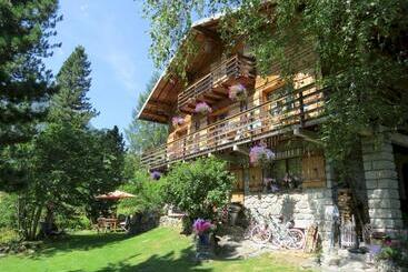 تختخواب و صبحانه The Guest House