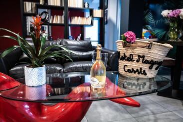 هتل Hôtel Eden Cassis Parking Privé